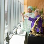 UN Photo/Eskinder Debebe Die stellvertretende Generalsekretärin Amina Mohammed (links) und Svenja Schulze, Bundesministerin für wirtschaftliche Zusammenarbeit und Entwicklung zeigen aus einem Fenster.