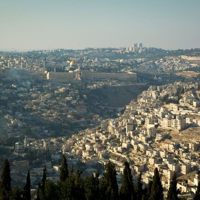 Blicker über die Stadt von Jerusalem mit der goldenen Kuppel des Felsendoms.