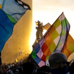 Demonstrationen auf der Plaza Italia in der chilenischen Hauptstadt Santiago. Seit den Protesten wird der Platz „Plaza de la Dignidad“ – Platz der Würde – genannt Viele Menschen mit bunten Fahnen auf einer Demonstration in Santiago de Chile.