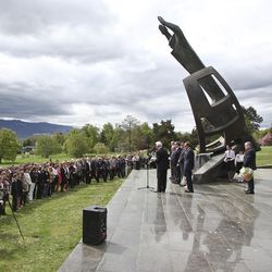 Kranzniederlegung zum 50. Jahrestag des ersten Weltraumflugs von Juri Gagarin im Arianepark in Genf