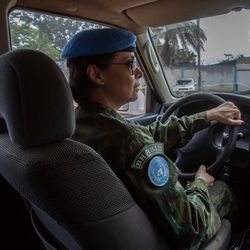 MINUSCA-Offizierin im Einsatz. (UN Photo/Herve Serefio) Eine weibliche Einsatzkraft der MINUSCA-Mission fährt Auto.