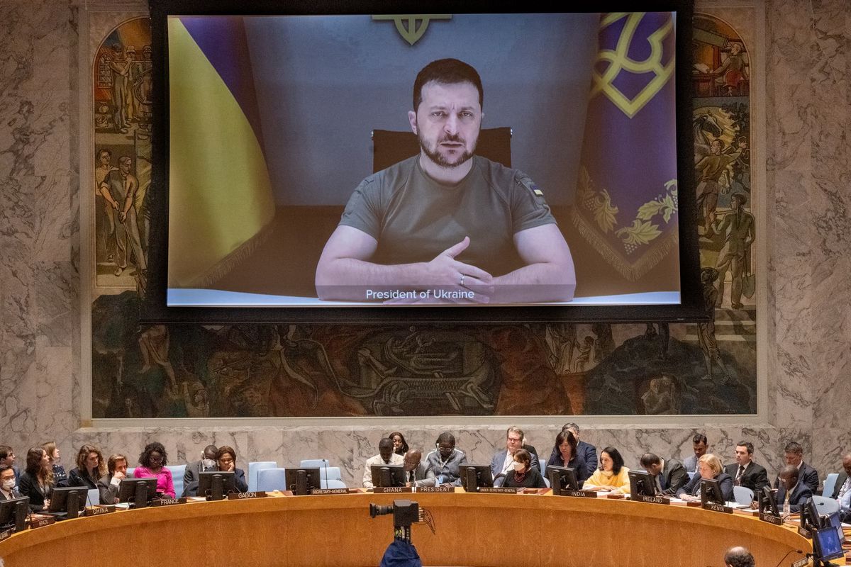 Auf einem großen Bildschirm sieht man den ukrainischen Präsidenten im T-Shirt, am unteren Rand des Bildes den runden Tisch des UN-Sicherheitsrats.