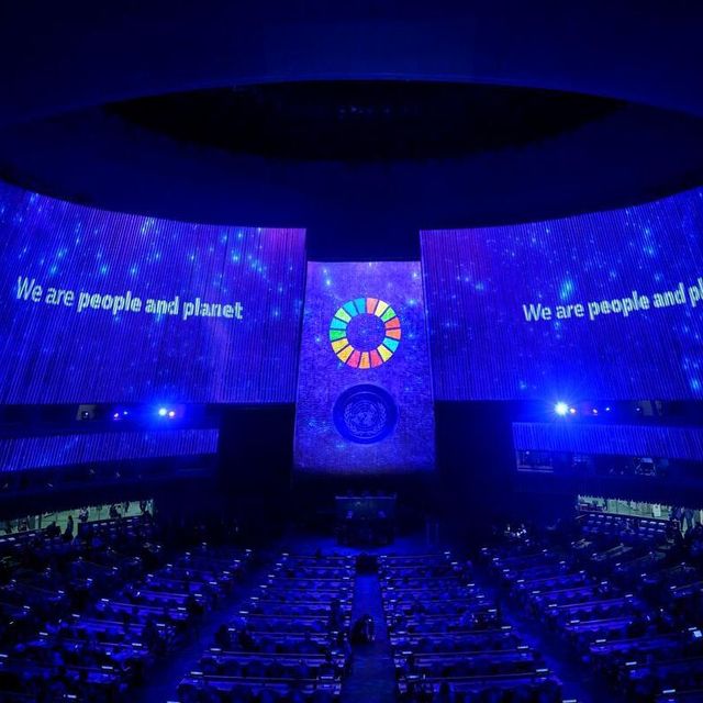 UN Photo/Manuel Elías Blick in den Sitzungssaal der UN-Generalversammlung bei einer blauen Installation.