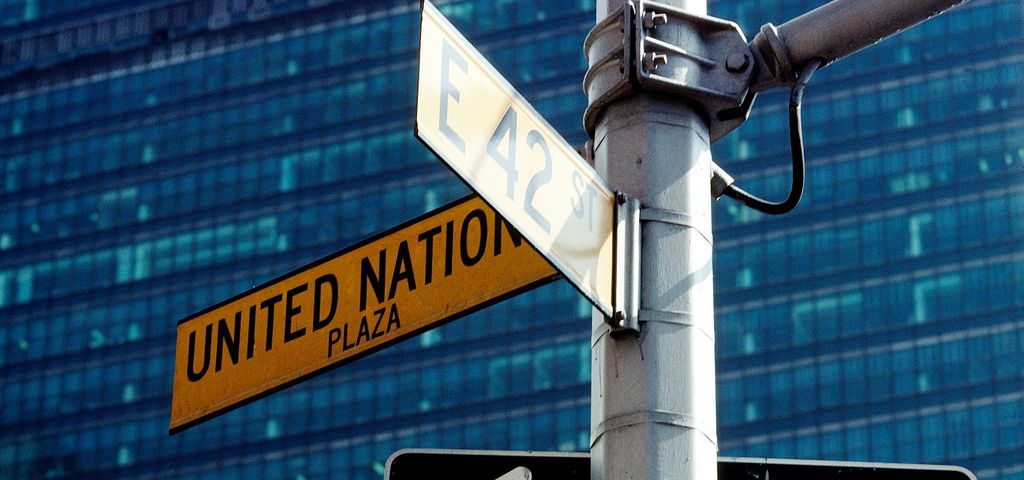 Ein Straßenschild beschriftet mit United Nations Plaza.