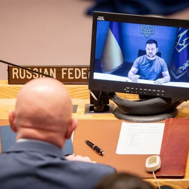 Der russische Botschafter bei den UN schaut auf einen Bildschirm, auf dem ukrainische Präsident zu sehen ist.