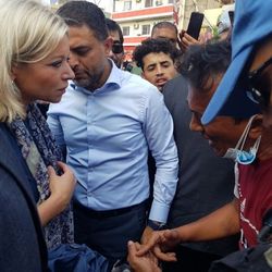 UN Sondergesandte im Gespräch mit Demonstranten