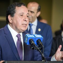 Der tunesische Außenminister Khemaies Jhinaoui nach der Wahl in den Sicherheitsrat Der tunesische Außenminister Khemaies Jhinaoui tritt nach der Wahl seines Landes als nicht permanentes Mitglied in den Sicherheitsrat vor die Presse.