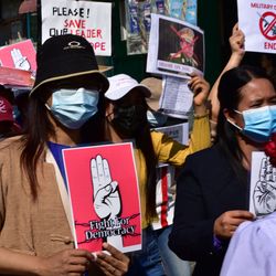 In Taunggyi, Myanmar, demonstrieren die Menschen gegen die Putschregierung. Demonstrierende Menschen in Myanmar mit Plakaten.