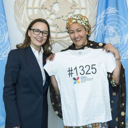 #1325: Amina Mohammed und Michelle Müntefering die Stellvertretende UN-Generalsekretärin Amina Mohammed und Michelle Müntefering, Staatsministerin im Auswärtigen Amt, halten ein T-Shirt hoch, auf dem #1325 steht.