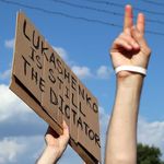 Hochgehalten wird ein Schild mit der Aufschrift "Lukashenko is still a dictator"