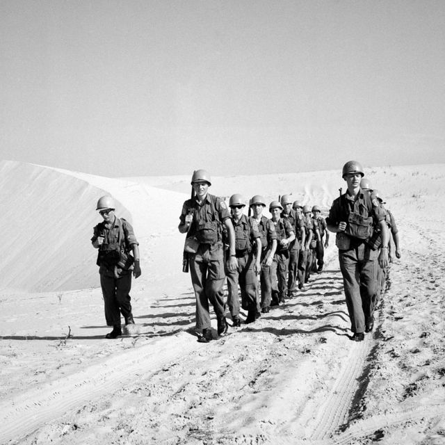 UN-Blauhelme laufen patroullieren in der Wüste