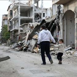 Ein Junge hält die Hand seines Vater in der zerstörten syrischen Stadt Homs. UN-Foto: Diab / UNHCR