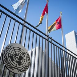 Flagge von Guinea-Bissau am UN-Hauptsitz in New York