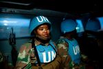 Blauhelmsoldatinnen in einem gepanzerten Mannschaftstruppenwagen der UNAMID-Friedensmission. Sudan
