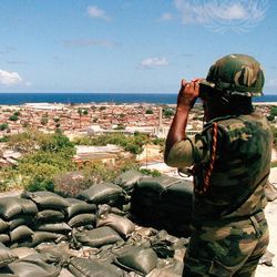 06-06-21_Mogadischu.jpg Soldat der UNO sieht mit Fernglas über Mogadischu in Somalia