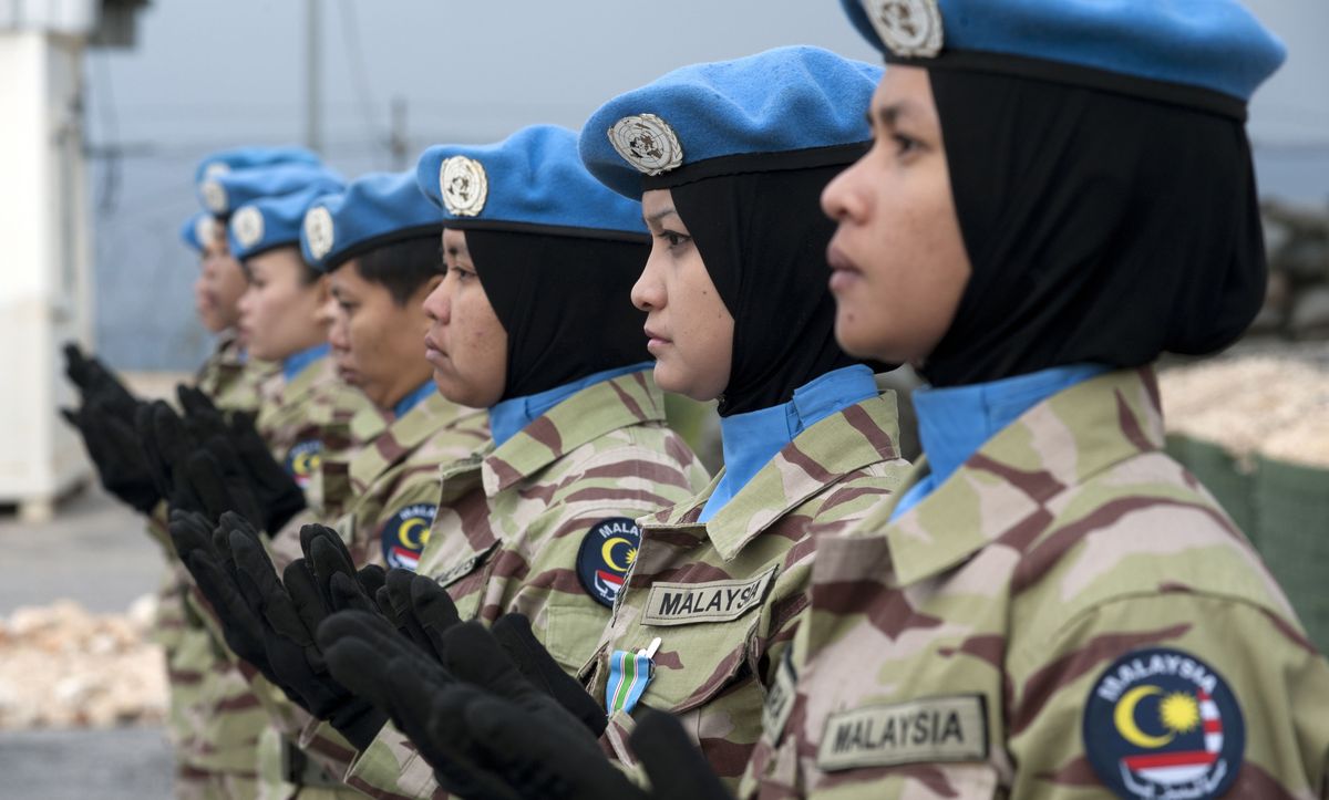 Blauhelmsoldatinnen aus Malaysia stehen hintereinander