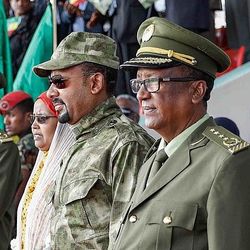 Premierminister Abiy bei einer Militärparade. Der äthiopische Premierminister Abiy Ahmed mit Generälen im Jahr 2019.
