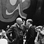 UN Photo Schwarz-Weiß-Foto von zwei sprechenden Männern