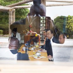Fensterspiegelung beim Besuch des früheren UN-Generalsekretärs Ban Ki-moon in Burundi im Jahr 2016 (© UN Photo/Eskinder Debebe) Fensterspiegelung beim Besuch des früheren UN-Generalsekretärs Ban Ki-moon in Burundi im Jahr 2016 (© UN Photo/Eskinder Debebe)