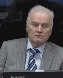 Das Bild zeigt den Kriegsverbrecher Ratko Mladić bei seinem Prozess