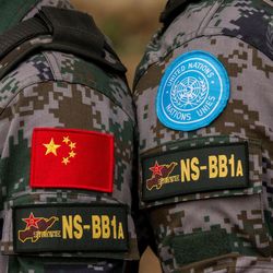 UN Photo/JC McIlwaine Chinesisches und UN-Emblem der chinesischen Blauhelmtruppen.